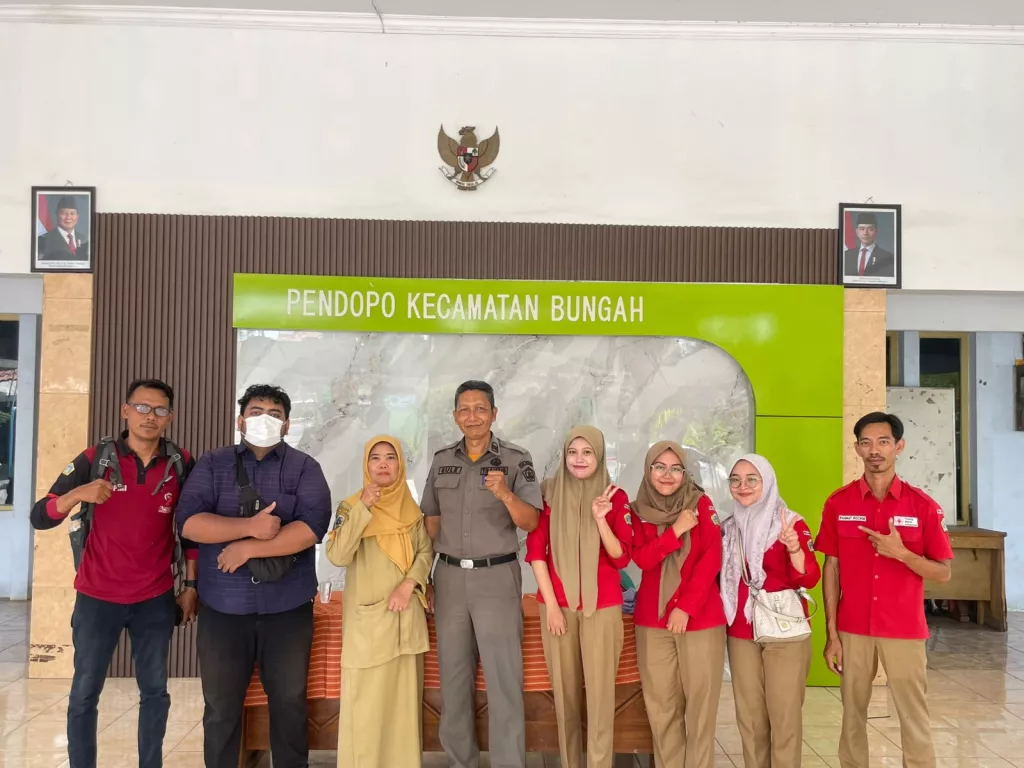 Foto bersama sulaiman, sumini dan tim PMI Gresik