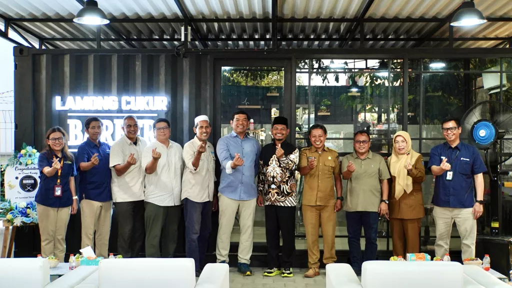 PT Terminal Teluk Lamong (TTL) menghadirkan layanan barbershop melalui program Lamong Cukur yang diresmikan pada 8 Oktober 2026.